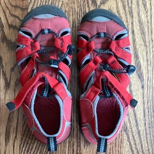 Red/black Keen sandals, size 1 little kid. Great condition, ships quickly